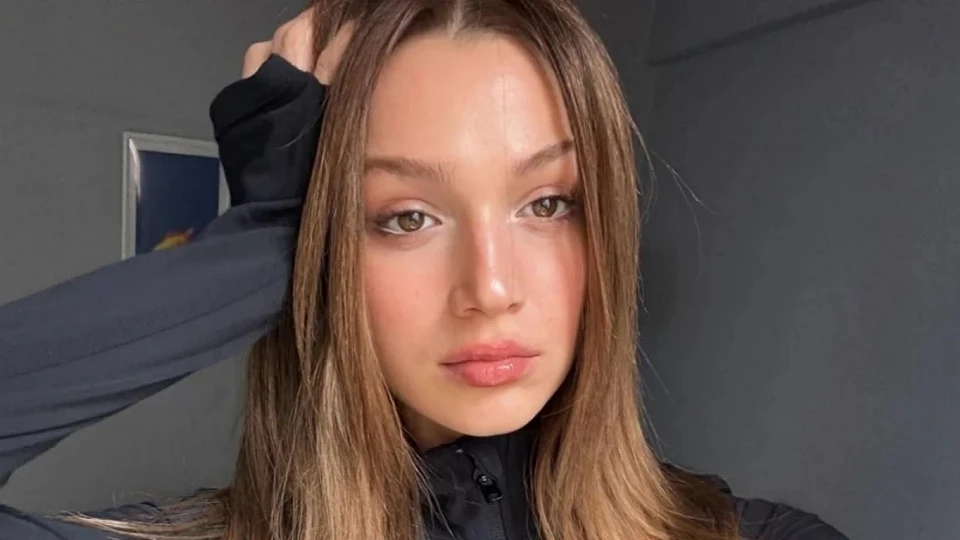 DAHA 17 Leyla'sı Ceren Ayruk kaç yaşında? Ceren Ayruk 28 yaşında mı? Ceren Ayruk mezuniyet fotoğrafı