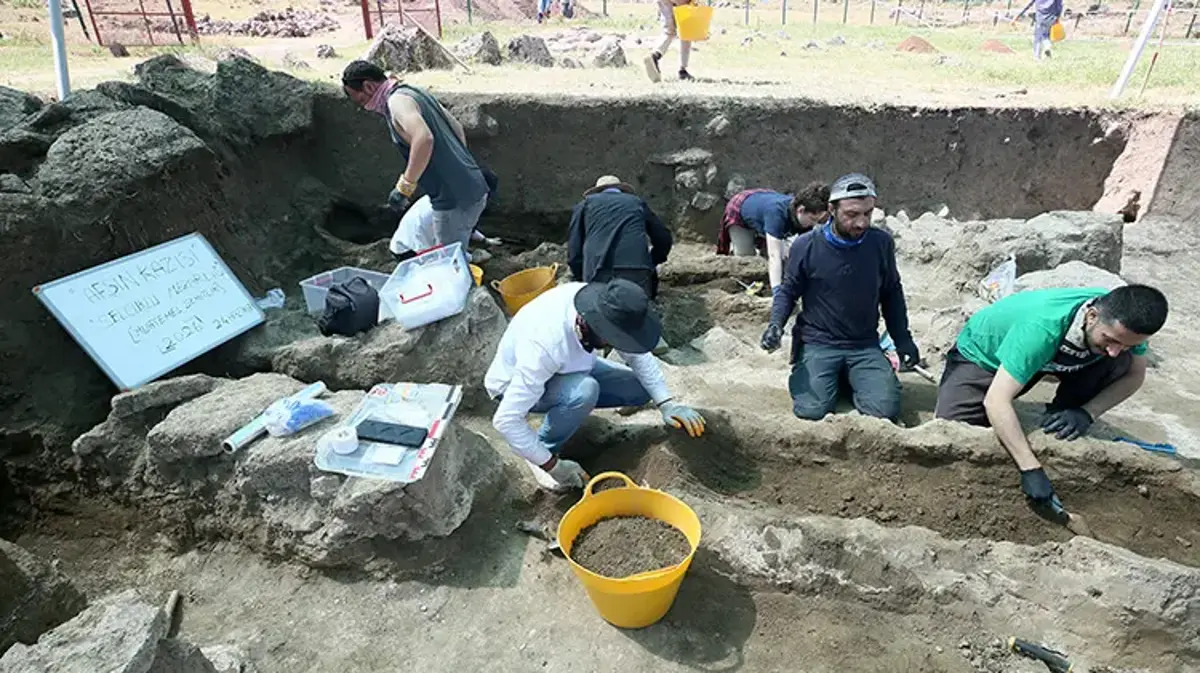 Bin yıllık Selçuklu şehitlerinin mezarı açıldı: Ok ve kılıç izleri tek tek inceleniyor: DNA testleri saniyeler içinde gerçeği ortaya çıkaracak!