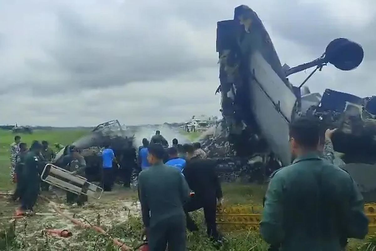 Hindistan'da askeri kargo uçağı yere çakıldı: 5 asker hayatını kaybetti