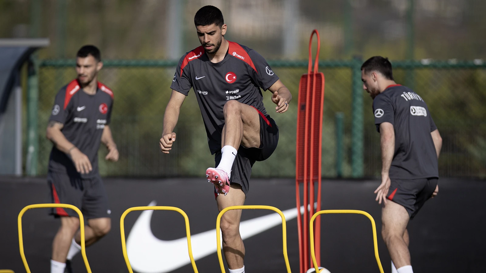 Beşiktaş ve Trabzonspor, milli stoper Cenk Özkacar'ın transferinde karşı karşıya