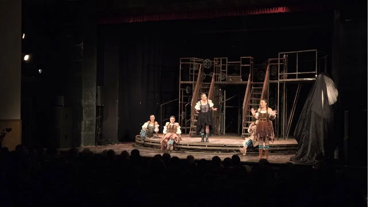 İstanbul Devlet Tiyatrosu, 'Lysistrata' oyunuyla Kosova'da sahne aldı