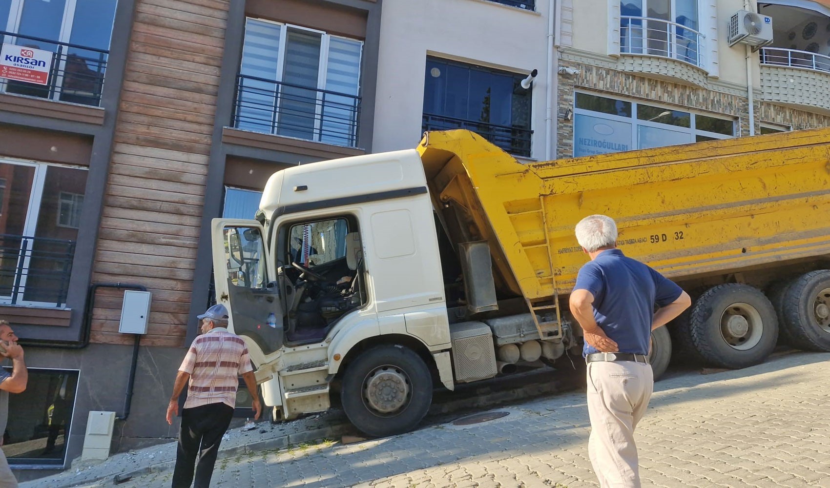 Freni boşalan kamyon eve çarptı: Mahalle sakinleri deprem sandı