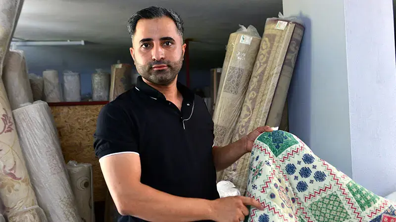 Yıkamak için aldığı battaniyeden çıkan parayı müşterisine geri verdi, kadın ise poşeti sordu