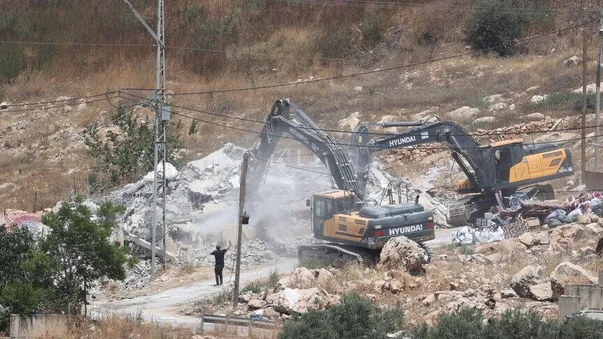 İsrail ordusu Batı Şeria'da Filistinlilere ait üç katlı evi yıktı