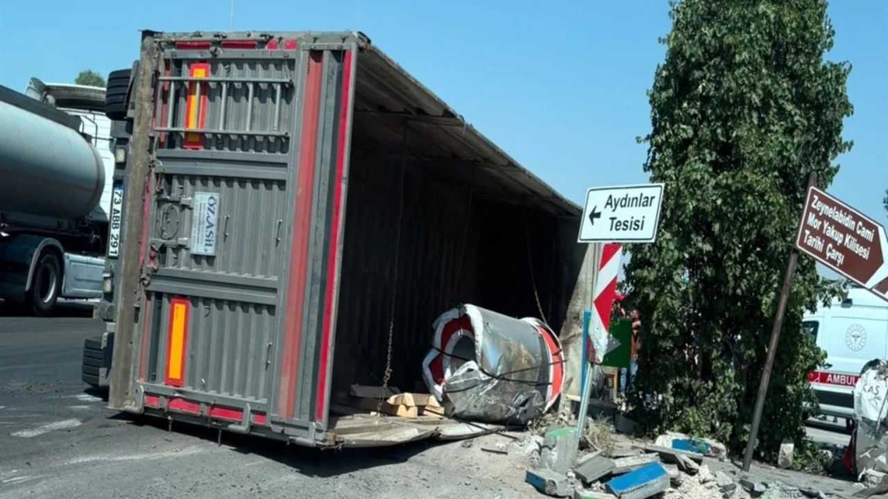 Devrilen TIR'ın rulolarından anne ve çocuk son anda kaçtı