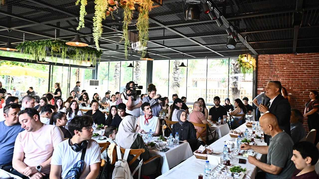 Muratpaşa Belediye Başkanı Uysal MURGEM mezunlarıyla bir araya geldi