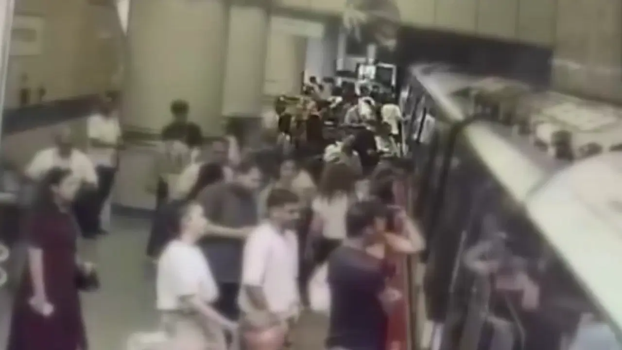 Gayrettepe Metro İstasyonu'nda cep telefonu hırsızlığı kamerada