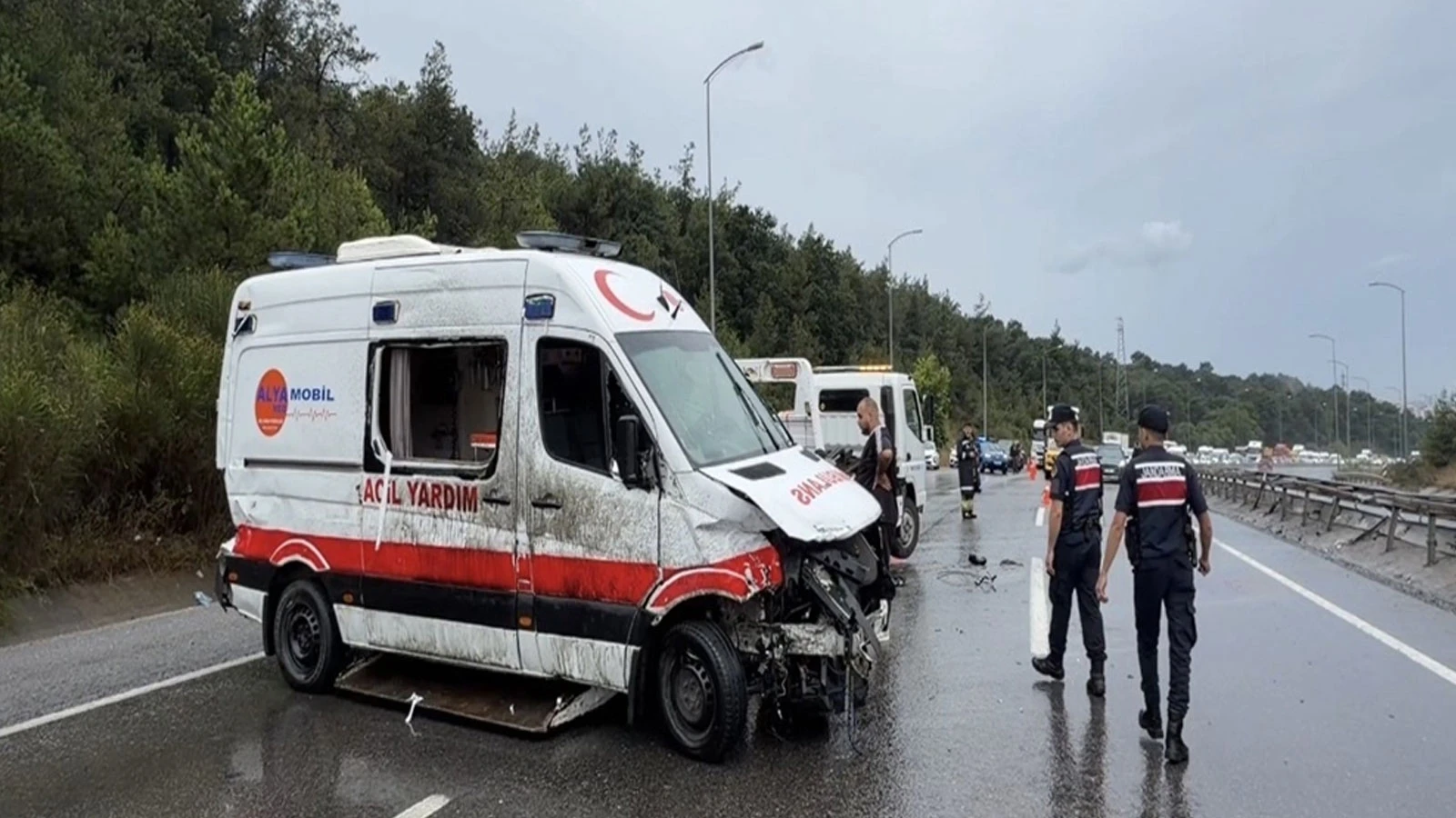 Çekmeköy’de ambulans bariyerlere çarparak devrildi