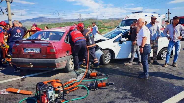 Sakarya’da 2 otomobil çarpıştı 1’i ağır 7 yaralı