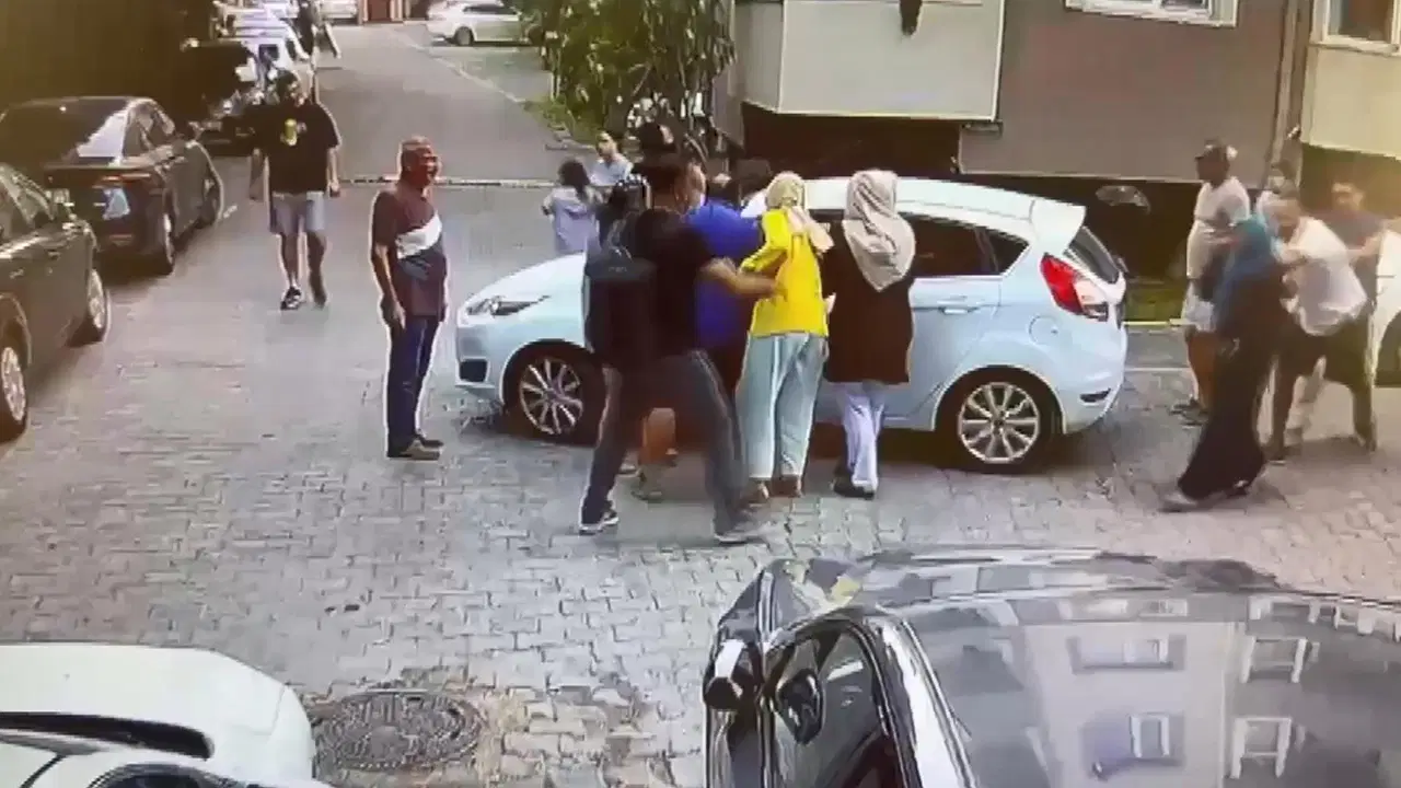 Çekmeköy'de 'sitede yavaş git' kavgası: Çocukların gözü önünde otomobili tekmeleyip anneye saldırdılar!