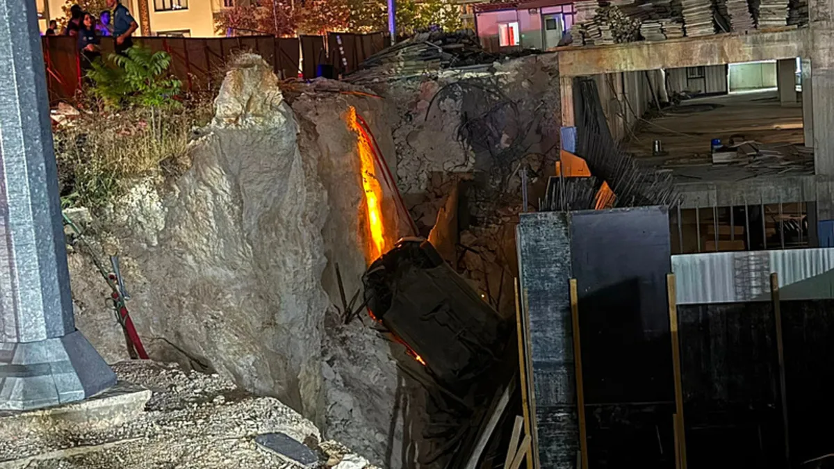 Gaziantep'te feci kaza! Araç inşaat çukuruna düştü: 2'si ağır 3 yaralı