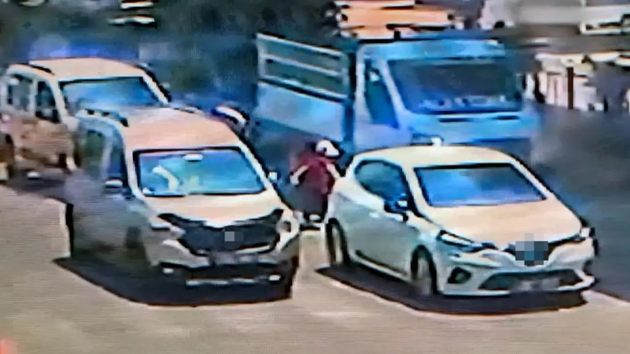 Karşıya geçmeye çalışan çocuk iki aracın altında kaldı! Adana'da dehşet verici olay