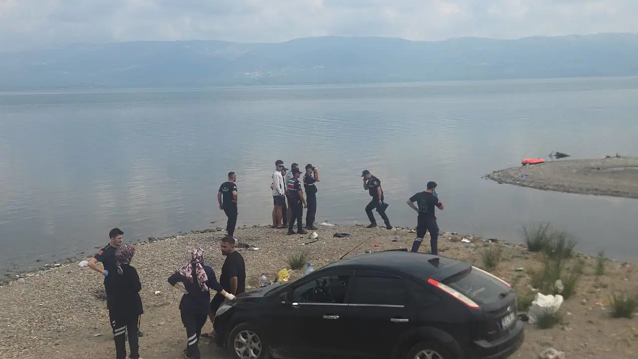 İki arkadaş, serinlemek için girdikleri İznik Gölü’nde kayboldu