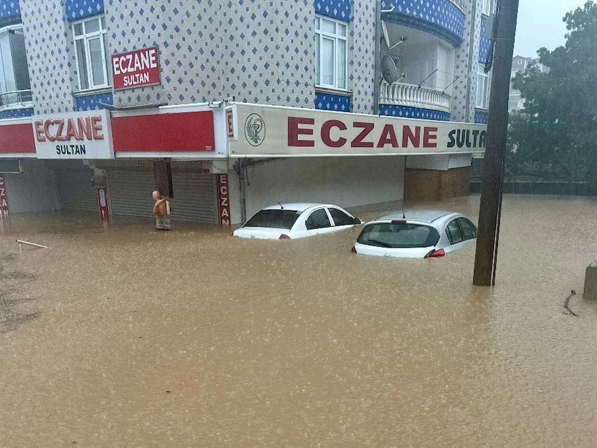 Kırşehir’de etkili olan sağanak yağış sele dönüştü