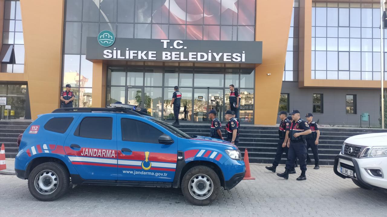 Silifke Belediyesi'ne yolsuzluk operasyonu: 19 gözaltı