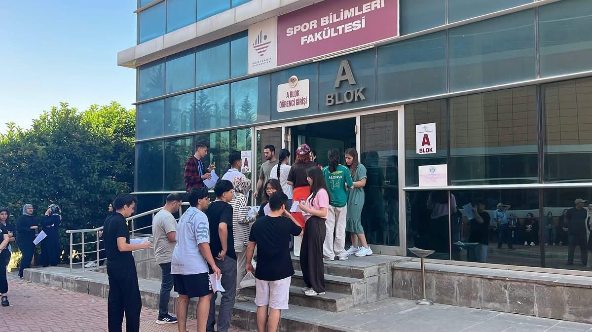Kilis'te adaylar gelecekleri için ter döktü