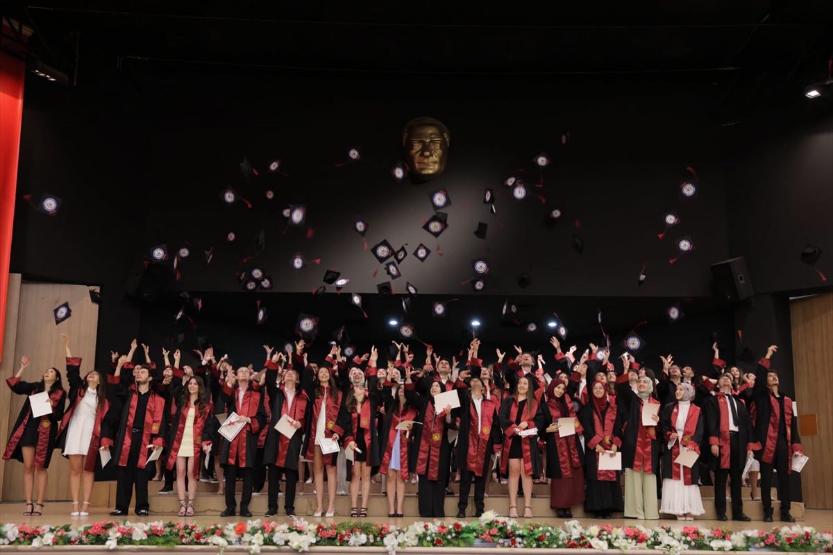 Trakya Üniversitesi Eczacılık Fakültesinde 105 öğrenci mezun oldu