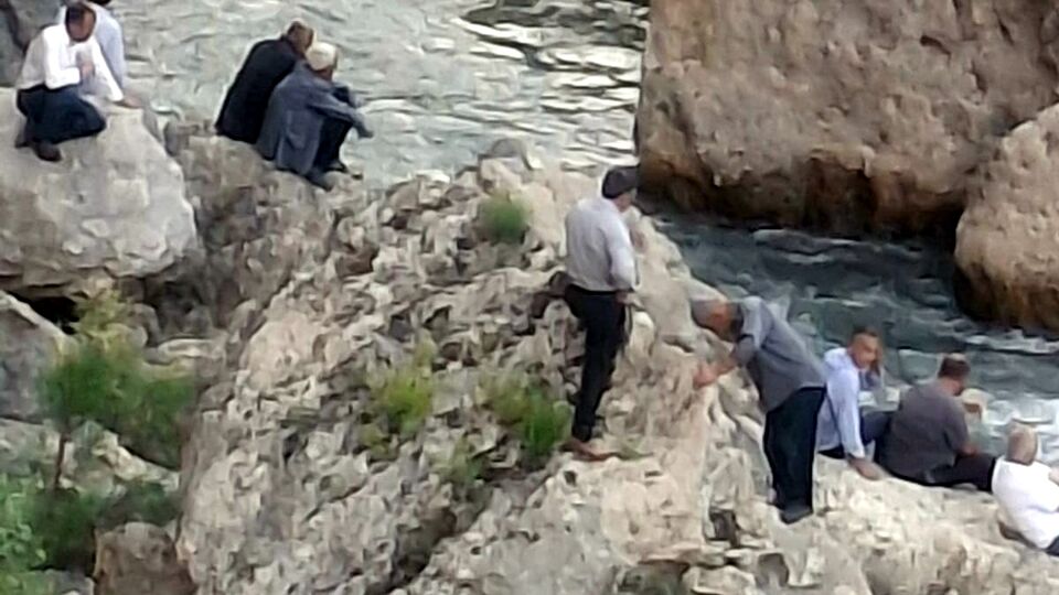 Baba, çocuklarından birini kurtardı; kayıp kardeş için arama sürüyor