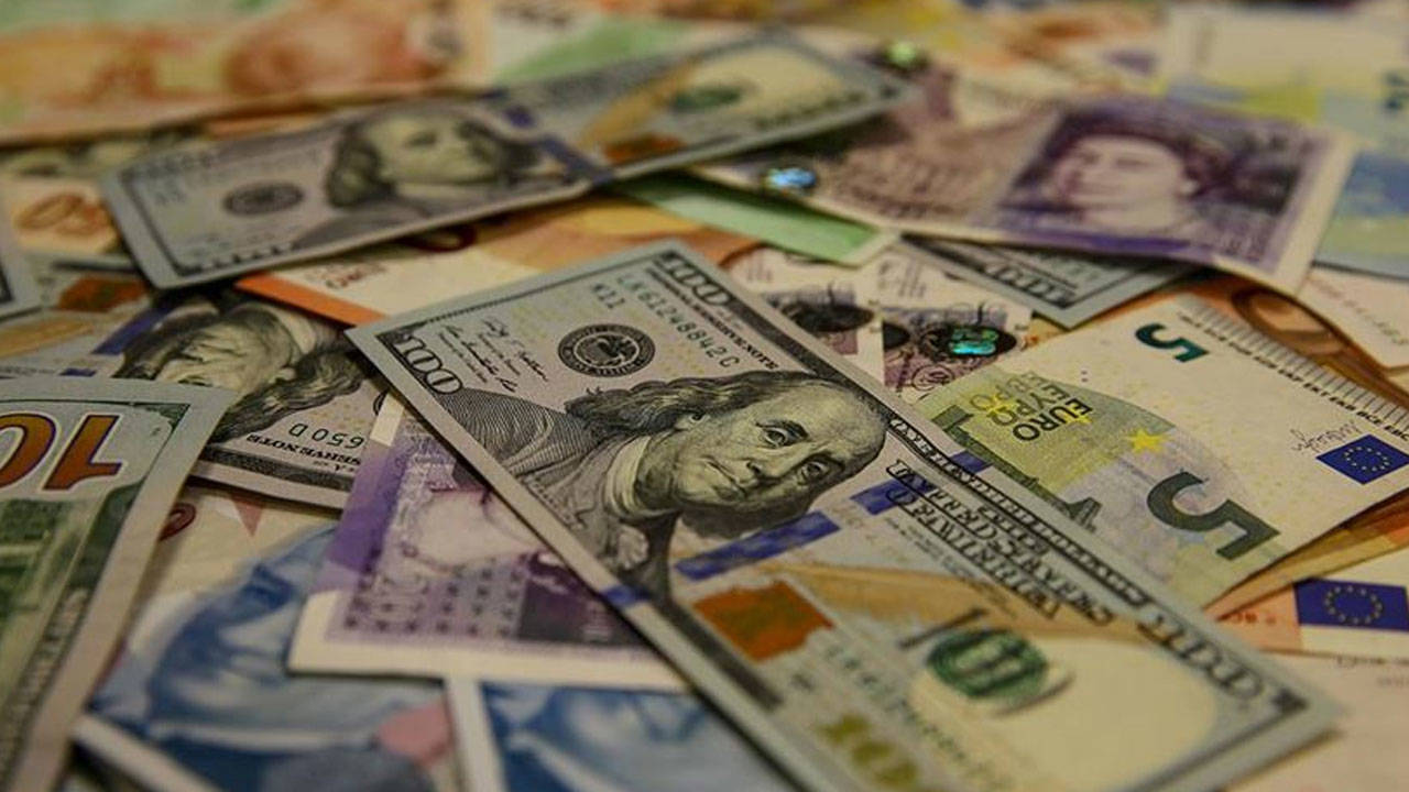 Piyasalarda hareketlilik: Dolar yükseldi, euro geriledi