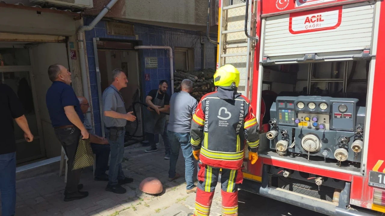 Davlumbaz yangını mahalleyi ayağa kaldırdı