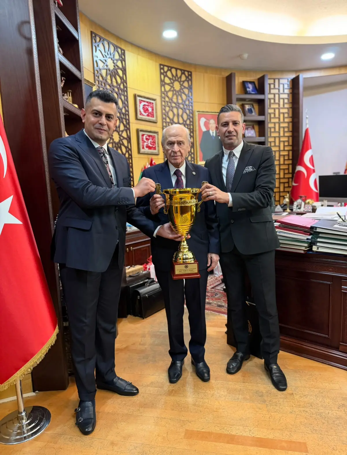 Türk boksunun Avrupa şampiyonluğu kupası, MHP Genel Başkanı Bahçeli'ye takdim edildi