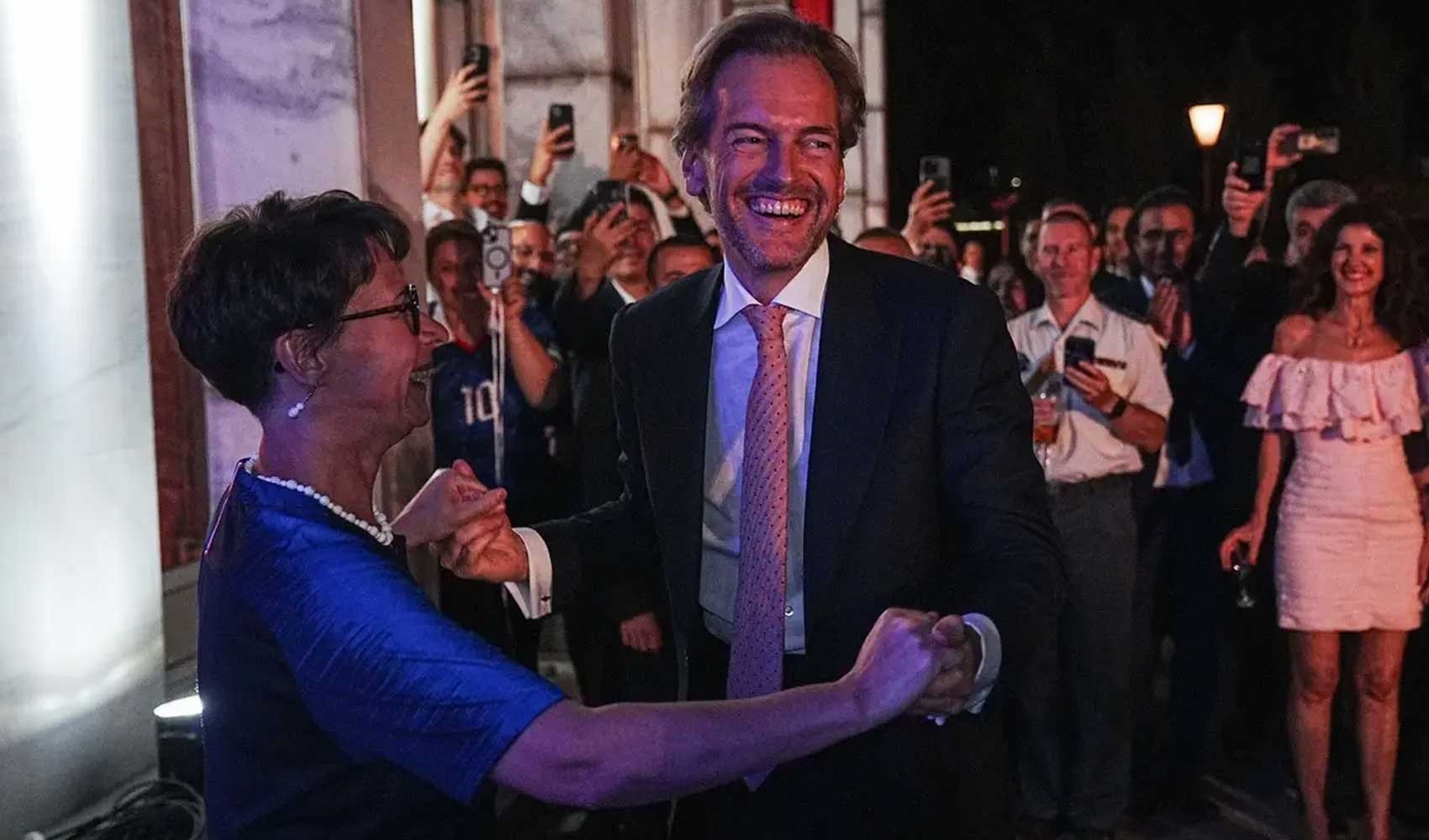 Fransa ve Belçika'nın Ankara Büyükelçileri karşılıklı Erik Dalı oynadı