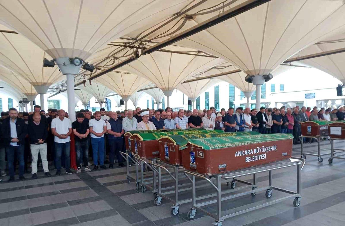 Bıçaklı saldırıda hayatını kaybeden 16 yaşındaki Kayra son yolculuğuna uğurlandı