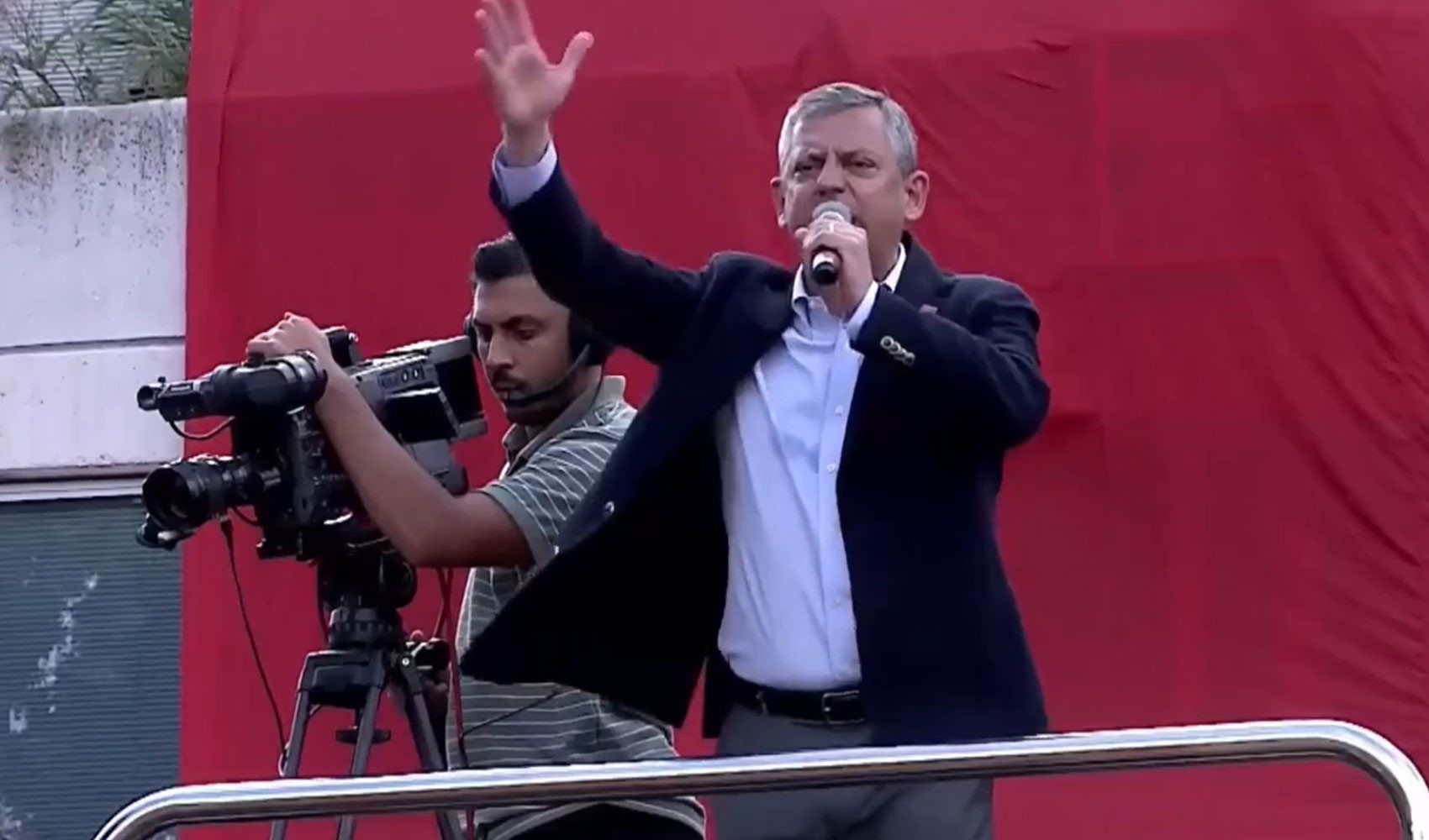 Özgür Özel, Lüleburgaz mitinginde CHP'ye çökmeye çalışanlara seslendi: Bizi yenemezsiniz