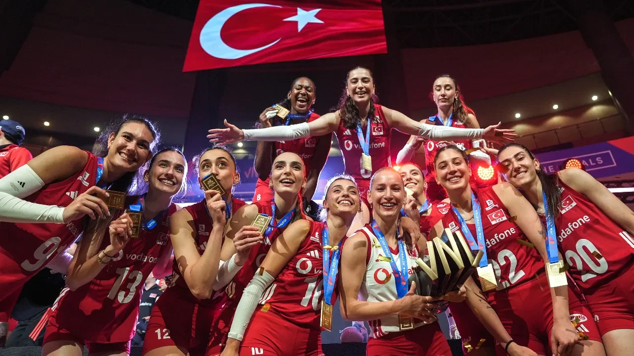 2026 FIVB Milletler Ligi şampiyonu Filenin Sultanları yurda döndü