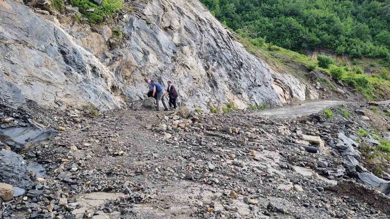 Şiddetli yağış sonrası yol çöktü: Vatandaşlar halatla karşıya geçti