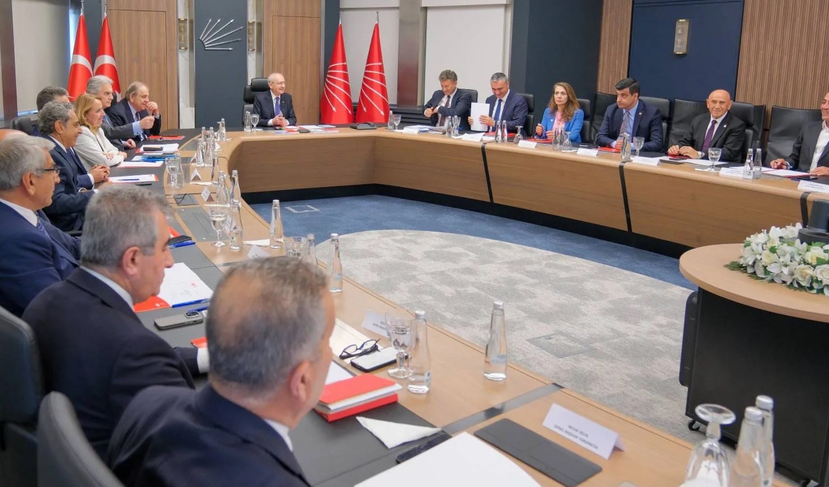 Kılıçdaroğlu, MYK üyeleriyle acil toplantı gerçekleştirdi