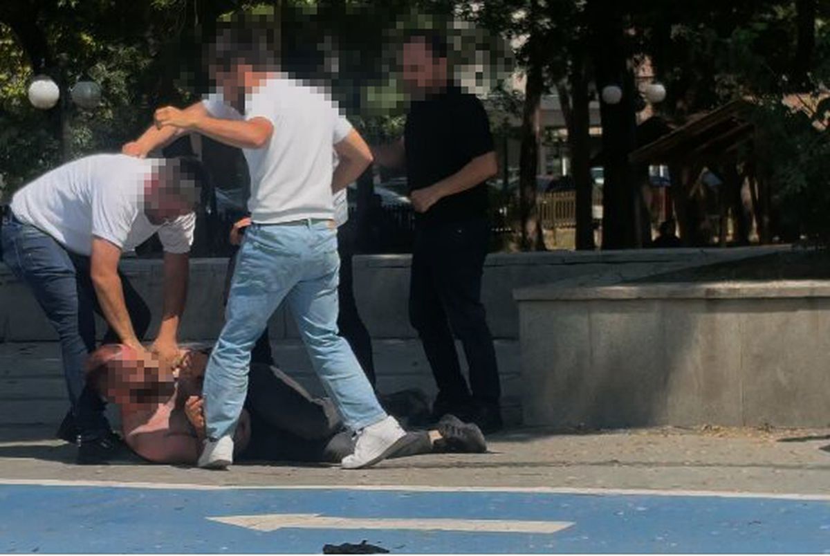Tartıştıkları kişiyi döven 4 kişi gözaltına alındı; olay kamerada