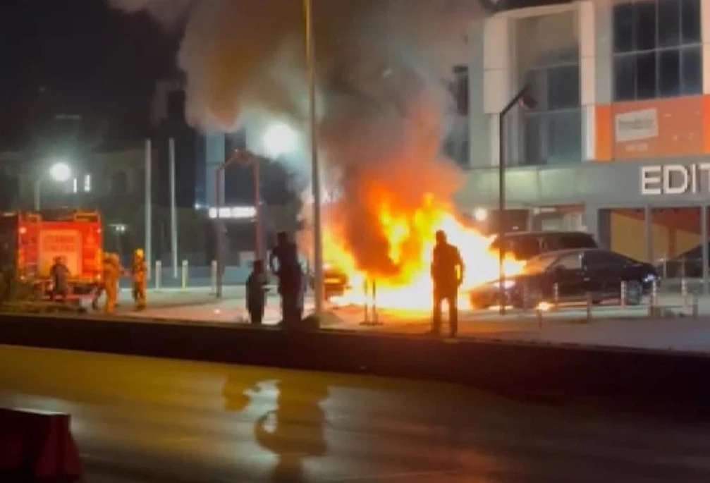 Yer: Bakırköy... 50 milyon TL değerinde 4 otomobil alev alev yandı