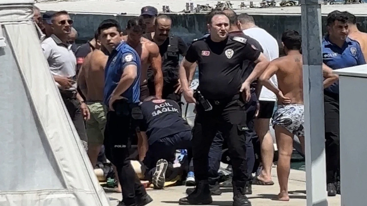 İstanbul Boğazı'nda korku dolu dakikalar: Teknenin altında baygın halde buldular