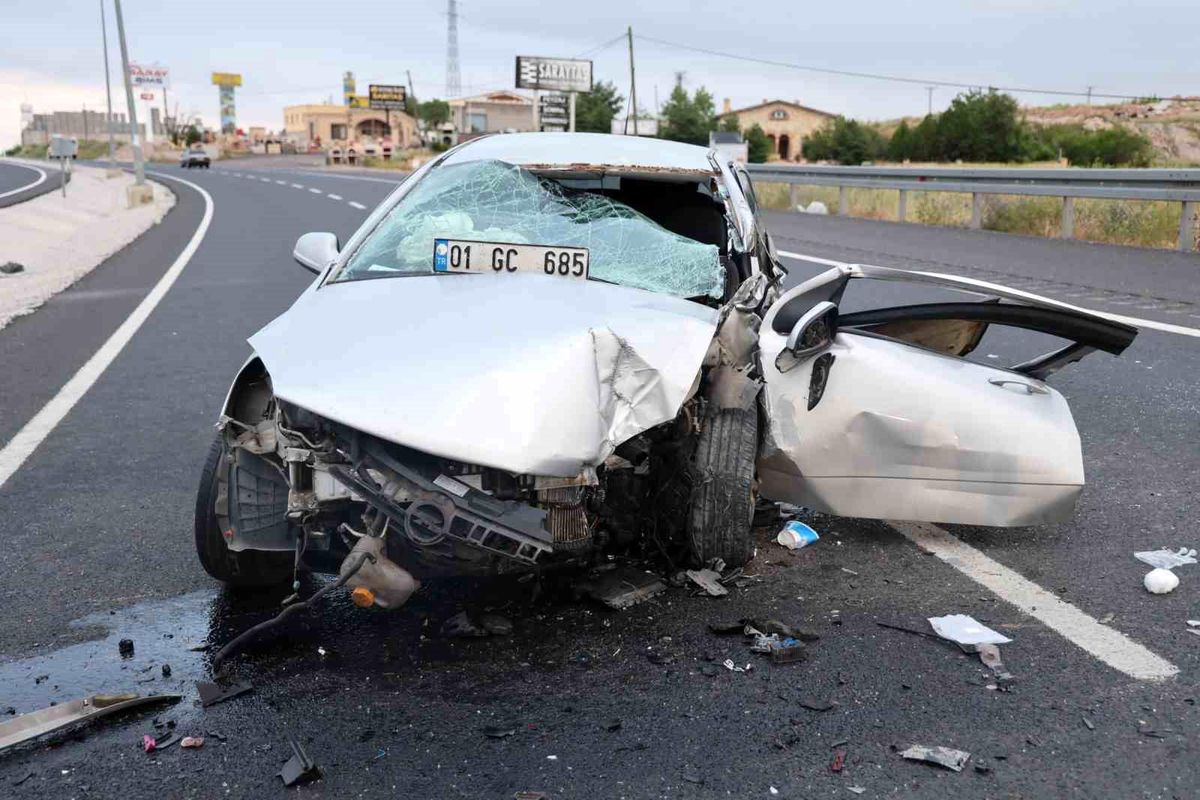 Nevşehir'de otomobil direğe çarptı: 1 çocuk ölü, 3 yaralı