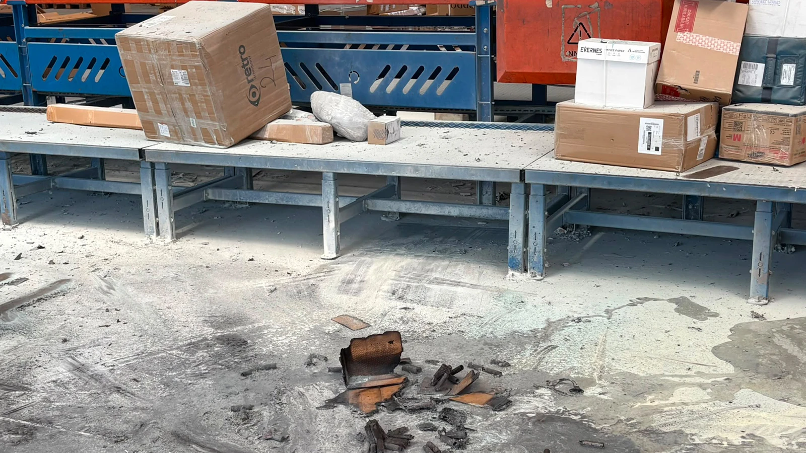 Kargo kutusundaki havai fişekler alev aldı