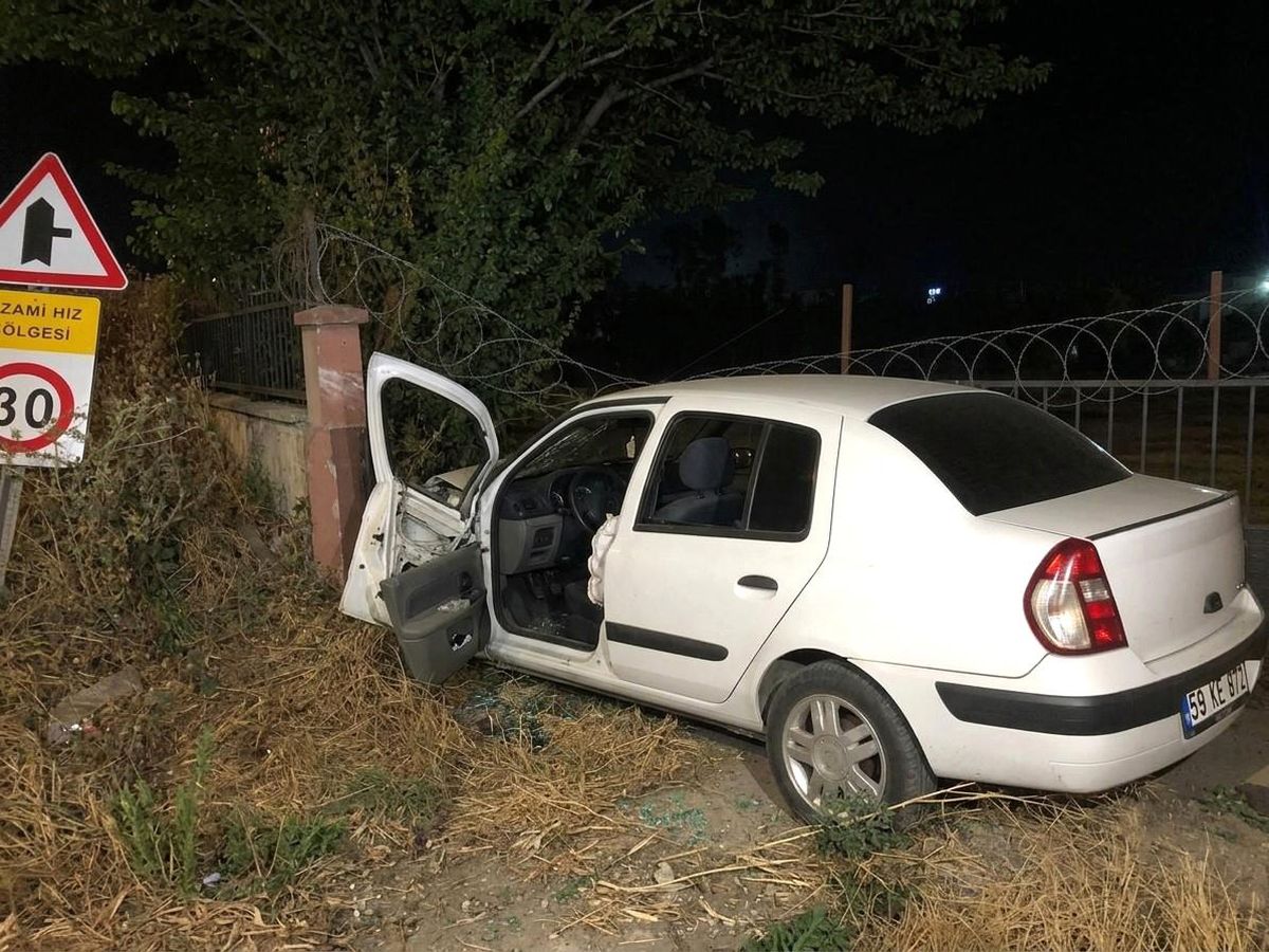 Duvara çarpan otomobilin sürücüsü yaralandı