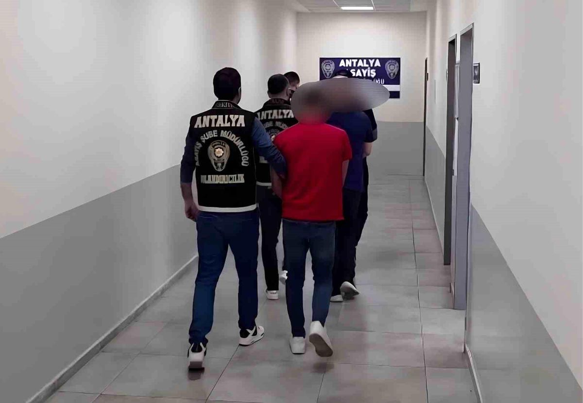 Antalya'da 1,2 milyon liralık dolandırıcılığa 4 tutuklama