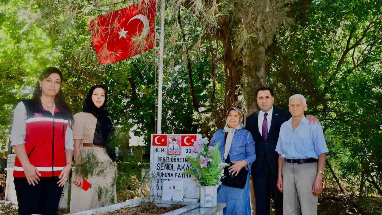 Aydın'da şehit öğretmen Şenol Akar kabri başında anıldı