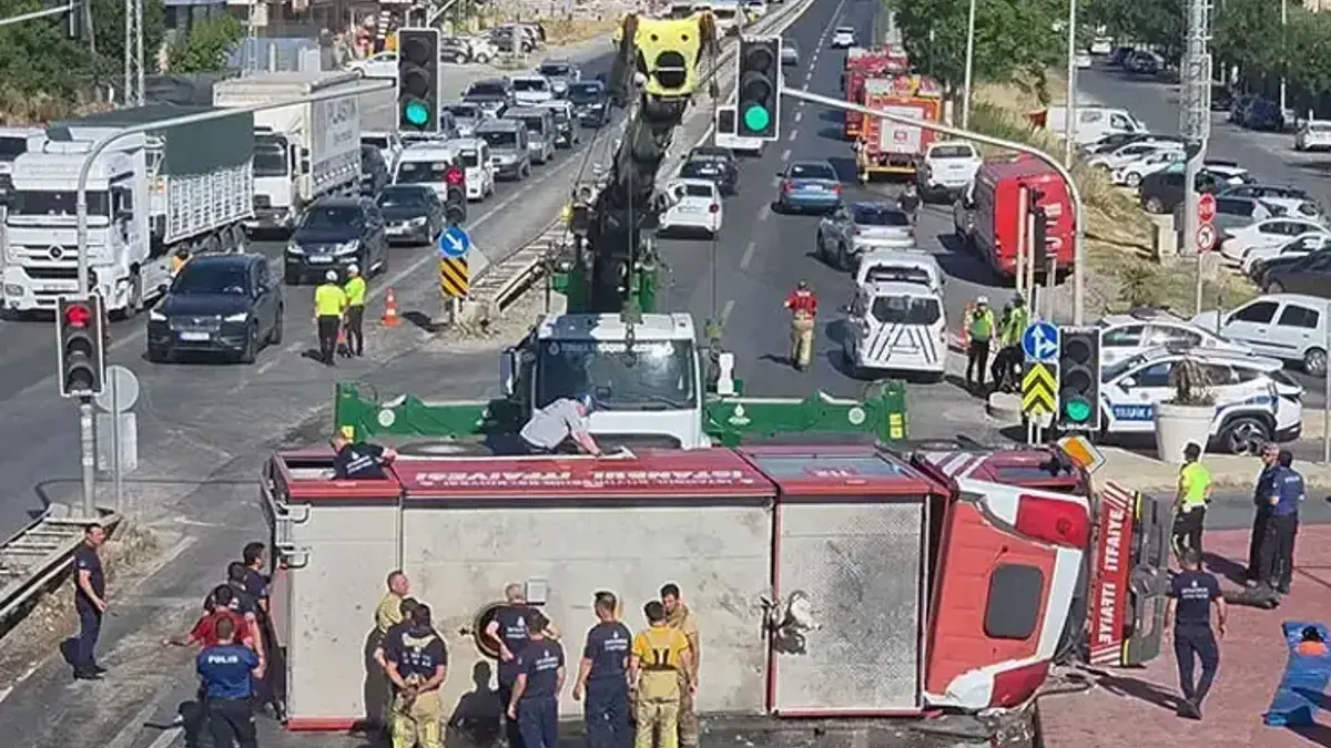 Yangın ihbarına gidiyorlardı Kaza yapan itfaiye aracı yan yattı: 3 yaralı
