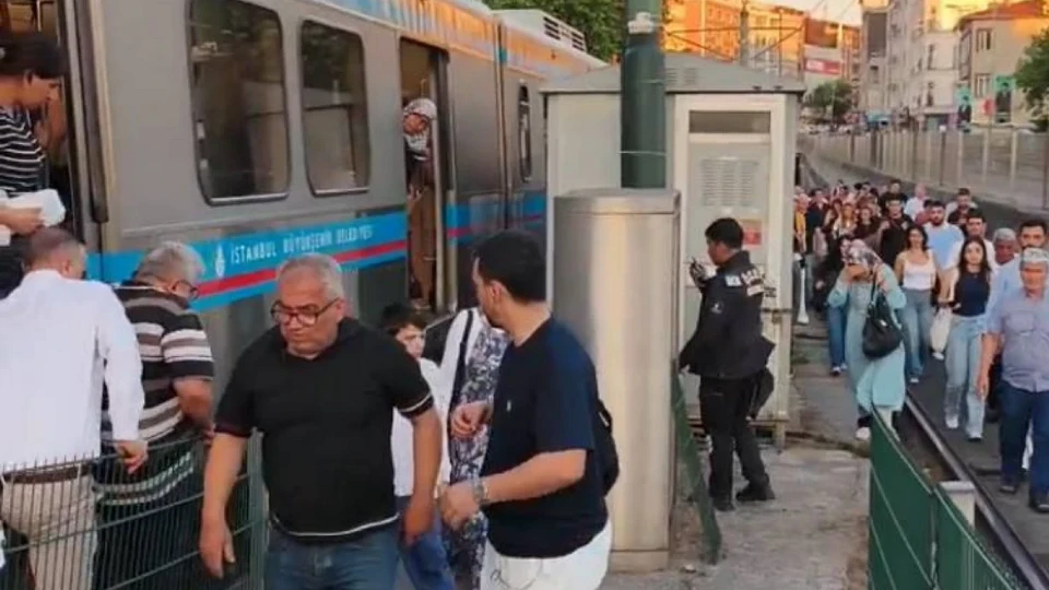 İstanbul'da tramvayda can pazarı: Elektrik trafosu alev alev yandı, seferler tamamen durdu!
