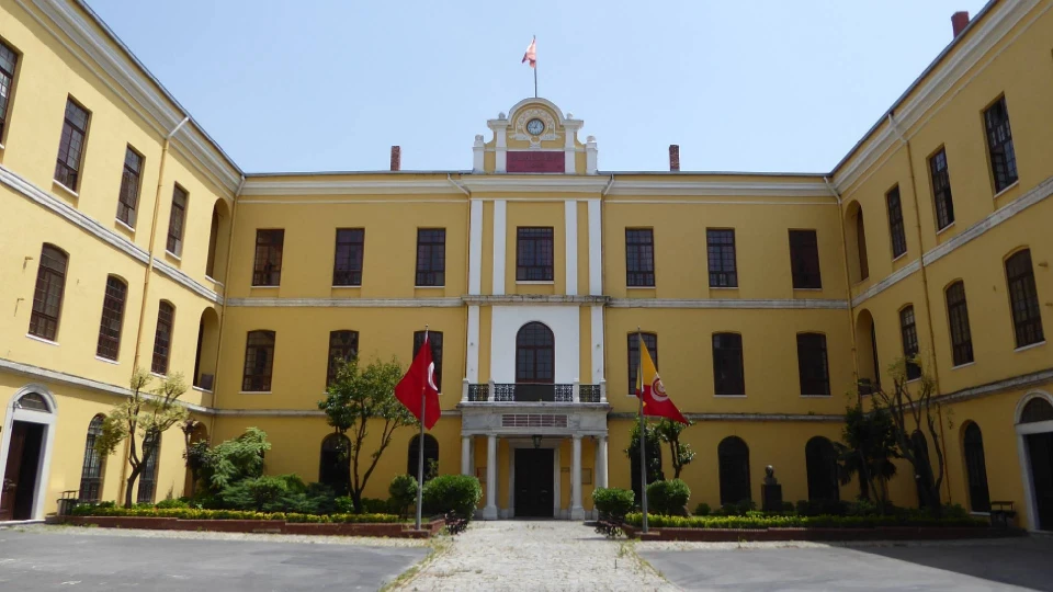 Sultan Abdülaziz Galatasaray Lisesi’nin Yolunu Açtı