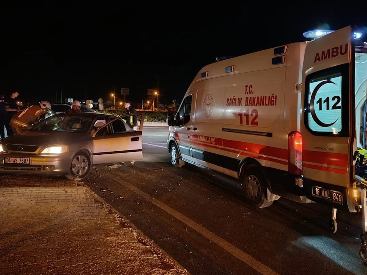 Bursa'da kaldırıma çarpan otomobilin sürücüsü öldü
