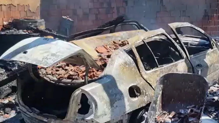 Kütahya’da korkutan yangın! 3 ev kısmen 2 araç tamamen yandı