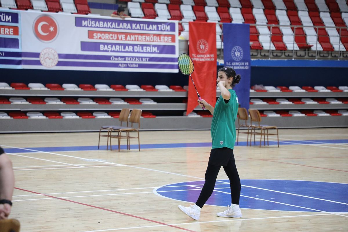 AĞRI'DA ANALİG BADMİNTON HEYECANI: 9 İLDEN SPORCULAR KÜRSÜ İÇİN YARIŞIYOR