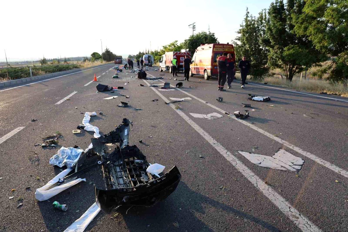 Kaza sonrası ortalık savaş alanına döndü: Aynı aileden 3 ölü 1 yaralı