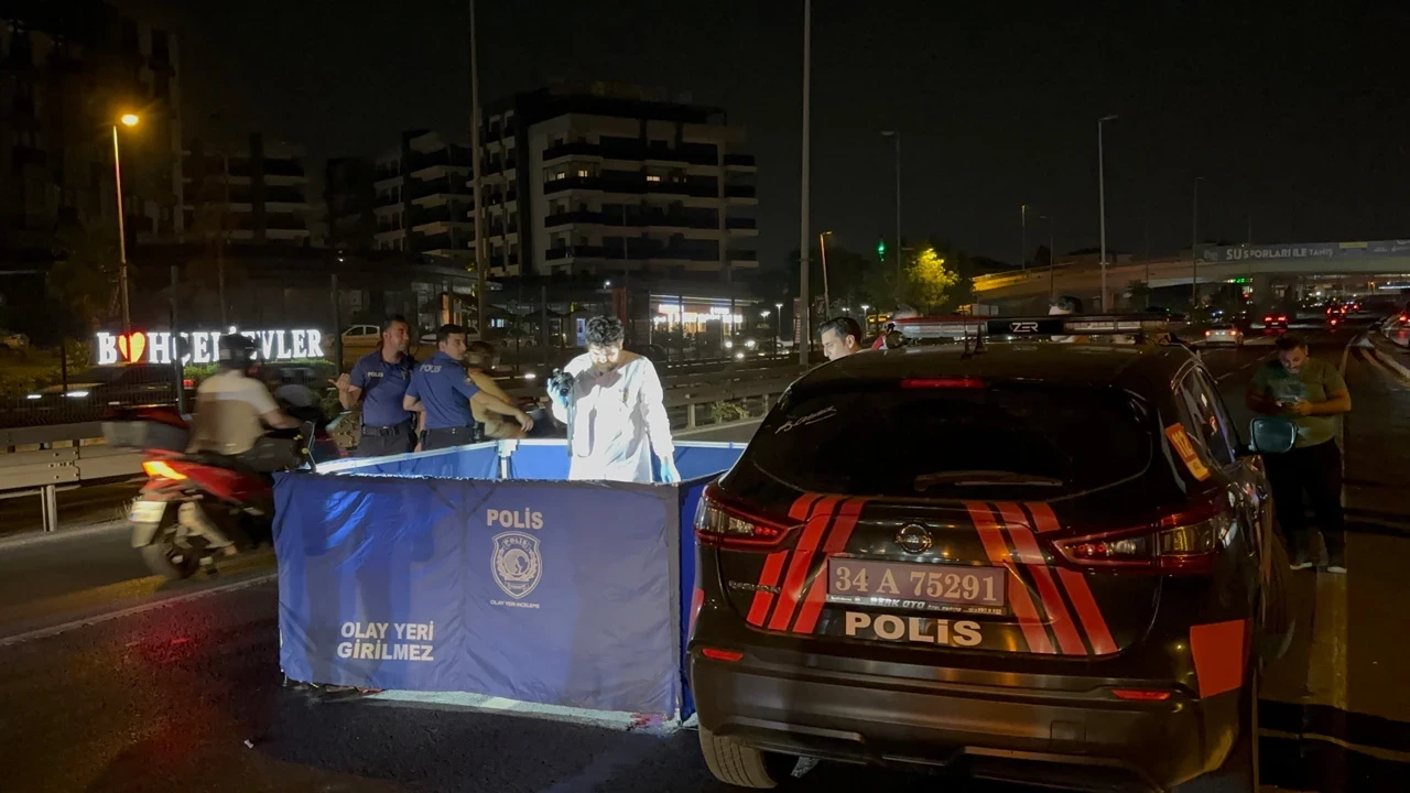 Bakırköy’de otomobilin çarptığı adam metrelerce sürüklendi