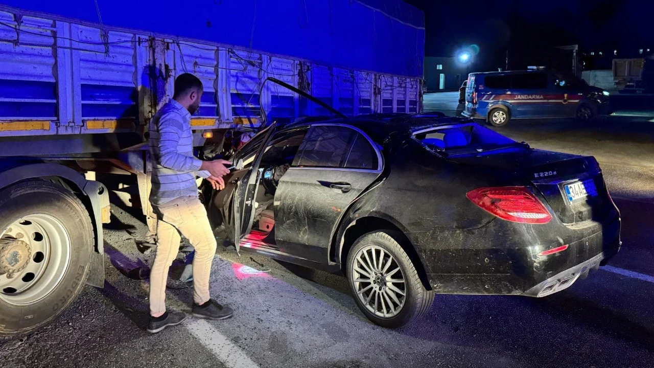 Lüks otomobil benzin istasyonundan çıkan TIR'ın altına girdi: 1’i ağır 2 yaralı