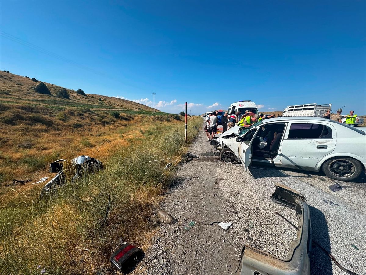 Bitlis'te iki otomobilin çarpıştığı kazada 6 kişi yaralandı