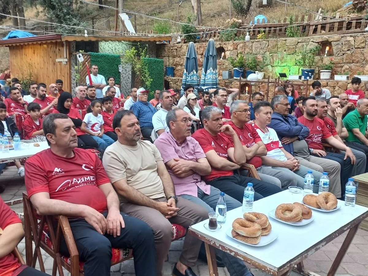 Hatay'da milli maç heyecanı yağmura rağmen sürdü